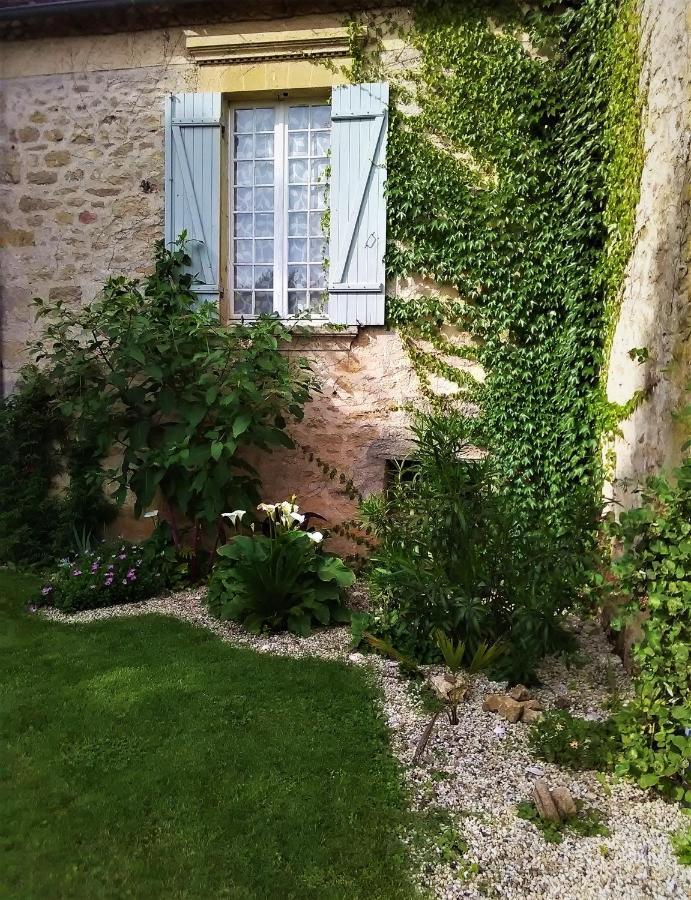 Rue Du Chateau Lalinde Bagian luar foto