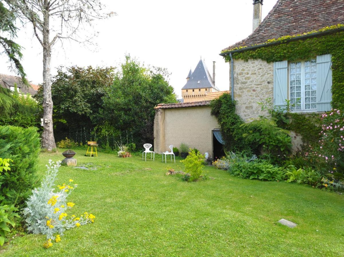 Rue Du Chateau Lalinde Bagian luar foto