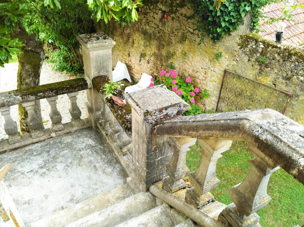 Rue Du Chateau Lalinde Bagian luar foto