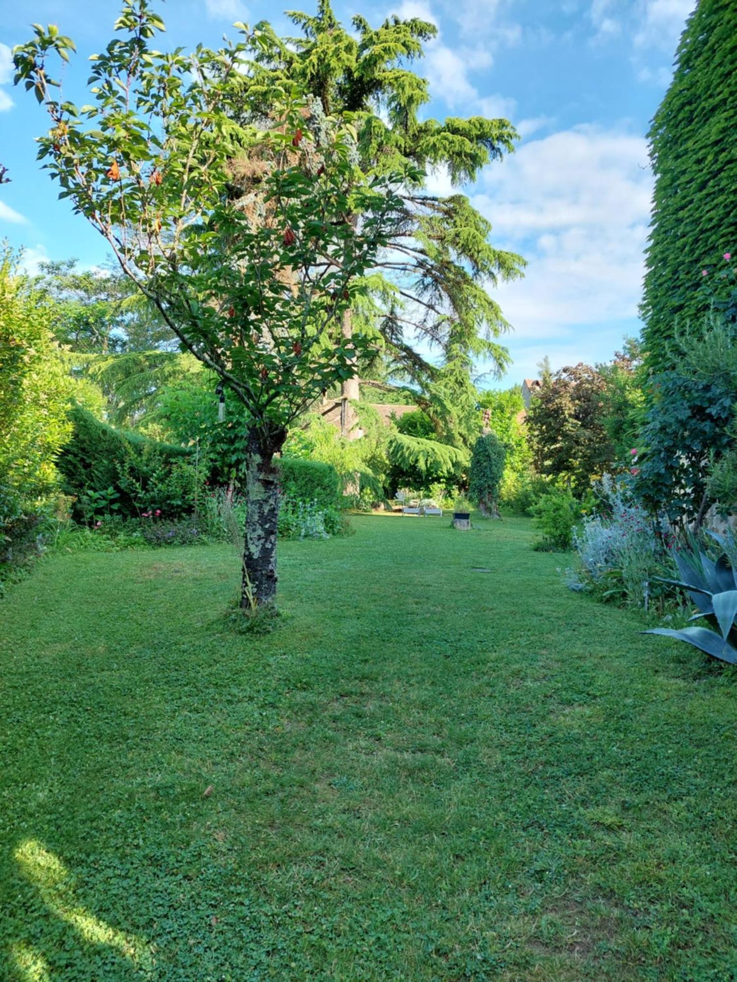 Rue Du Chateau Lalinde Bagian luar foto