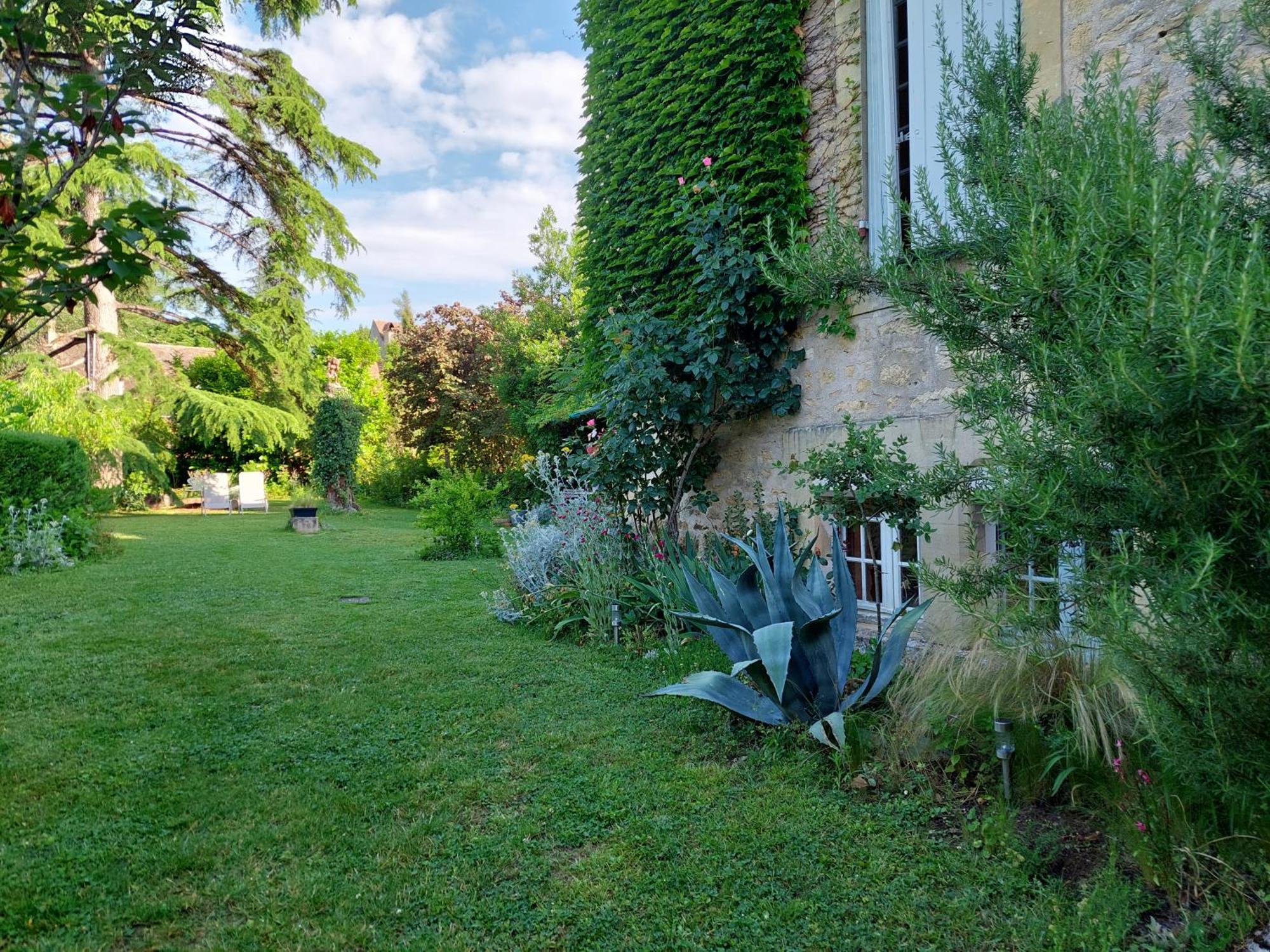 Rue Du Chateau Lalinde Bagian luar foto