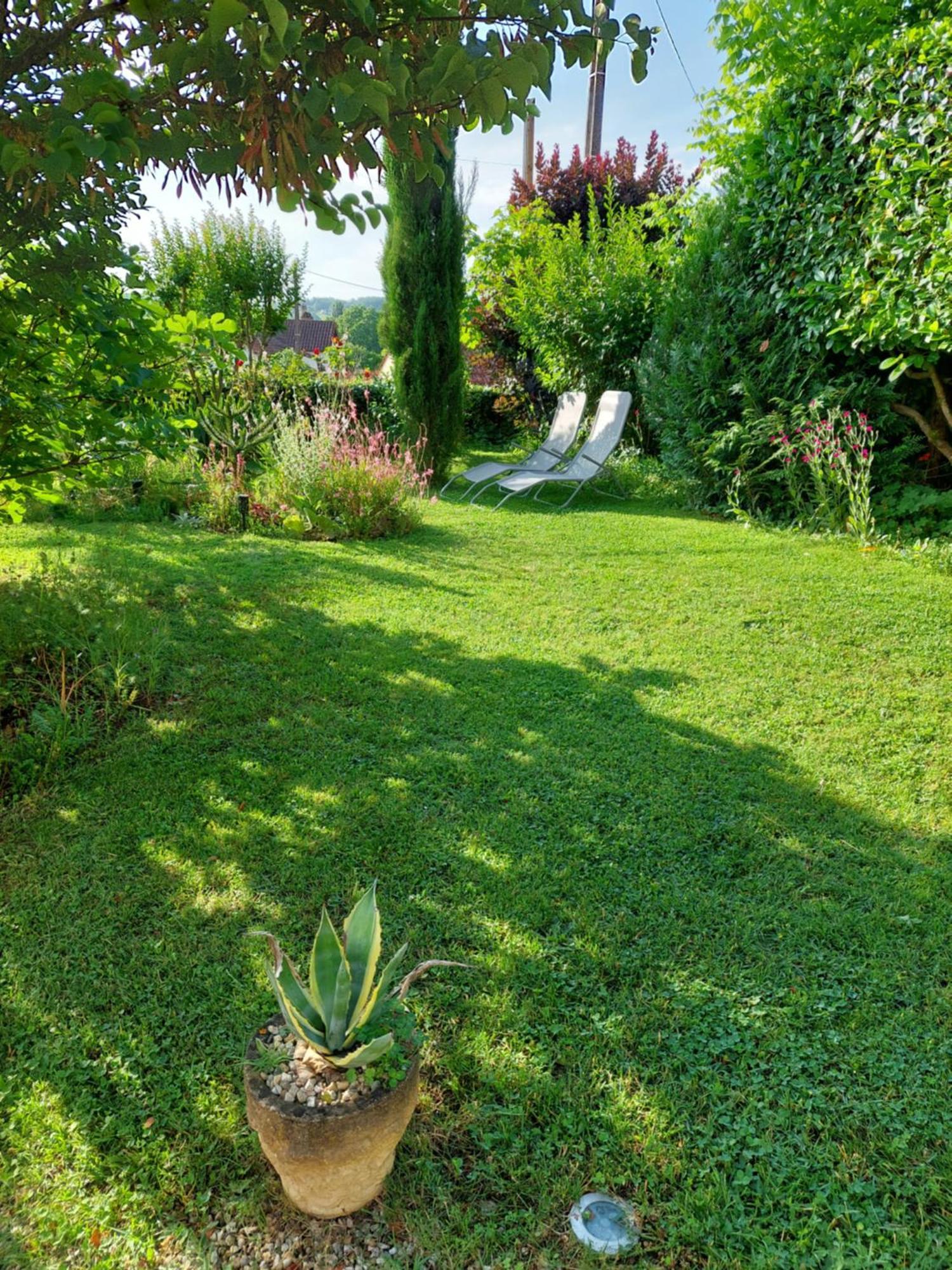 Rue Du Chateau Lalinde Bagian luar foto