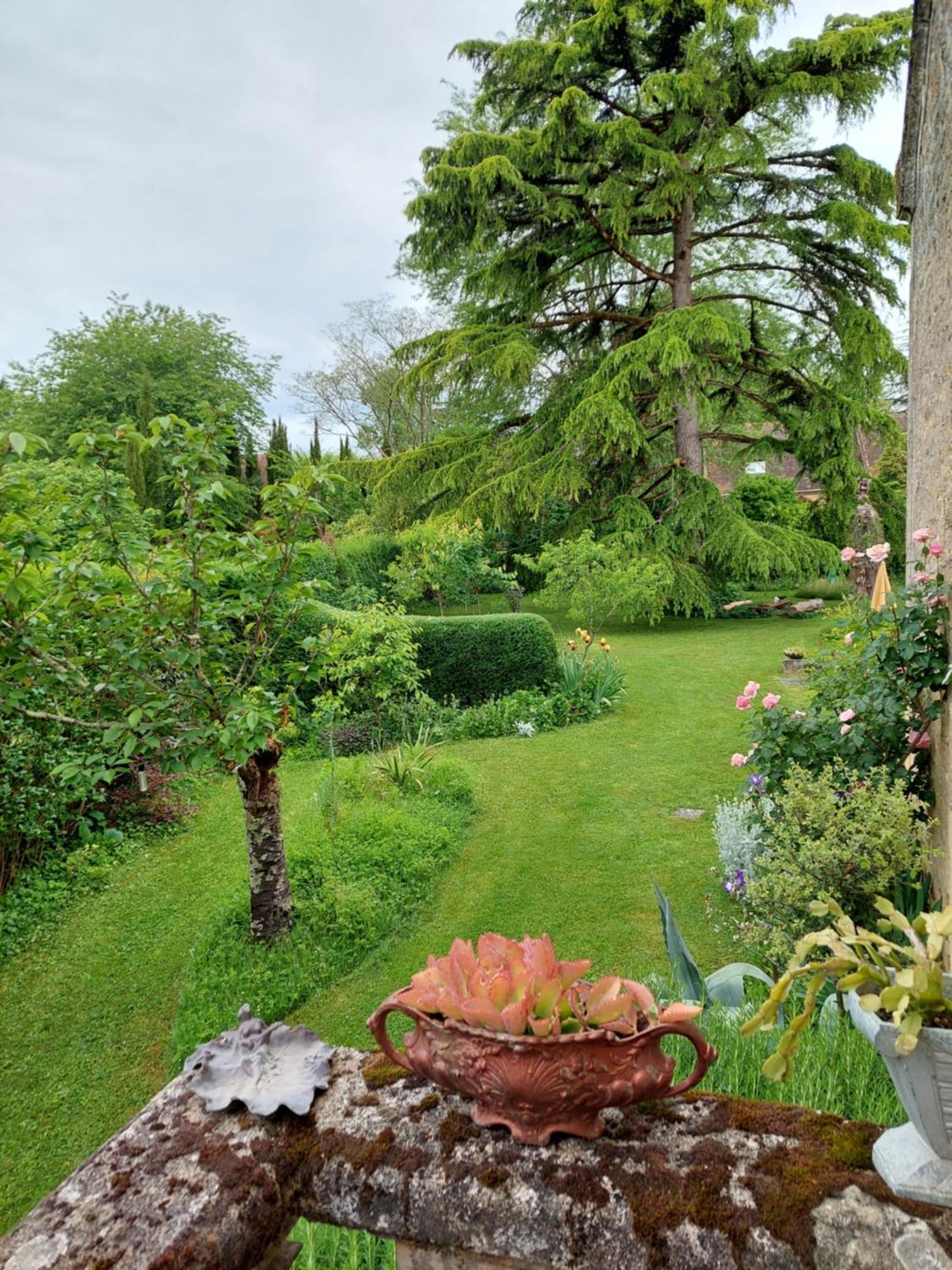 Rue Du Chateau Lalinde Bagian luar foto