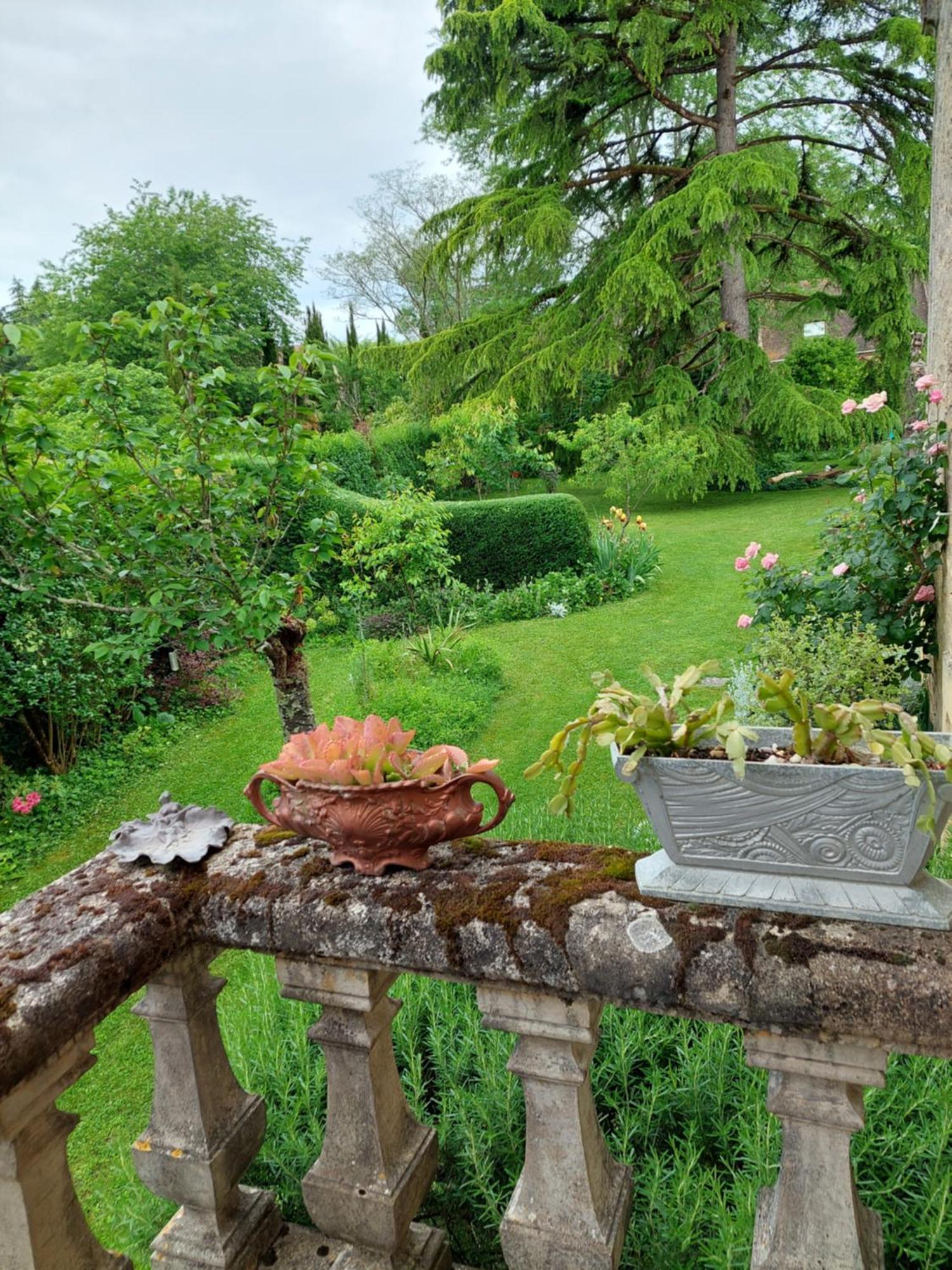 Rue Du Chateau Lalinde Bagian luar foto